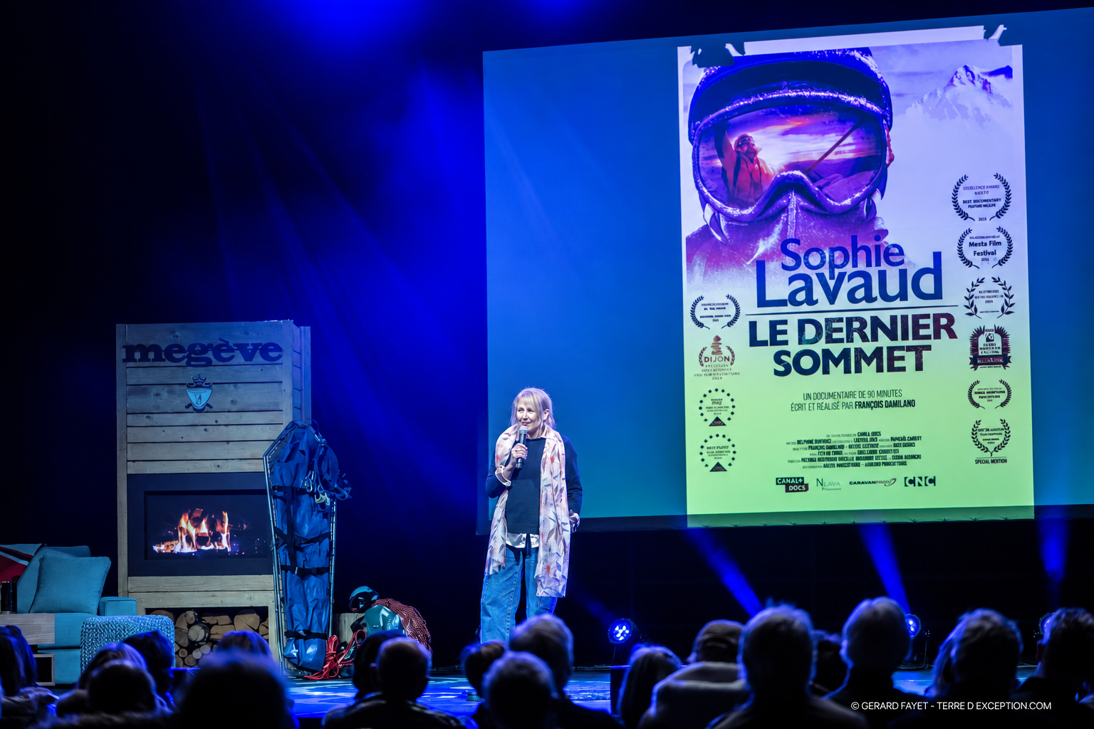 Sophie Lavaud sur la scène de Megève Leadership devant le public