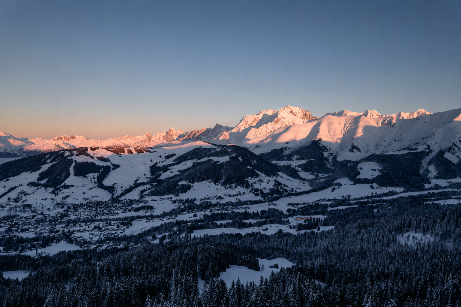 Le massif du Mont-Blanc illuminé au-dessus de Megève